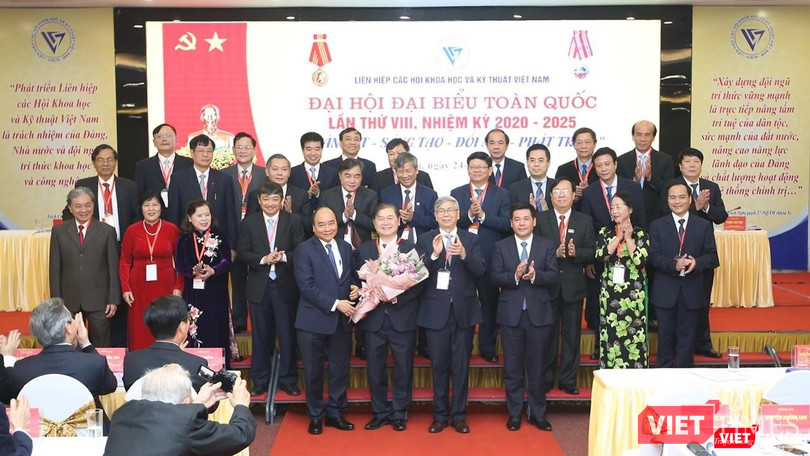 Thủ tướng Nguyễn Xuân Phúc tặng hoa chúc mừng tân Chủ tịch Phan Xuân Dũng. Thủ tướng Nguyễn Xuân Phúc tặng hoa chúc mừng tân Chủ tịch Phan Xuân Dũng.