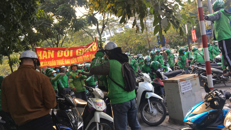 Hàng trăm tài xế GrabBike đồng loạt tắt app, xuống đường biểu tình. Ảnh: M.A