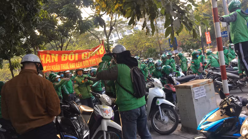 Hàng loạt tài xế Grab đóng app, biểu tình yêu cầu làm rõ chính sách thuế.
