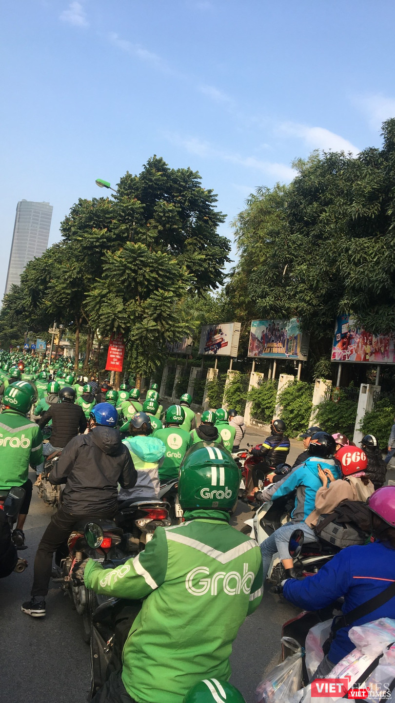 Đoàn xe Grab biểu tình qua đường Nguyễn Chí Thanh, Hà Nội.