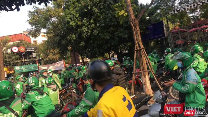 Nhiều tuyến đường ùn tắc vì đoàn xe Grab biểu tình.