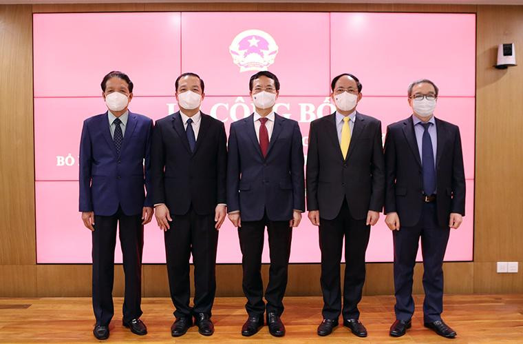 Bộ trưởng Nguyễn Mạnh Hùng, Thứ trưởng Hoàng Vĩnh Bảo, Thứ trưởng Phan Tâm, Thứ trưởng Phạm Anh Tuấn chụp ảnh lưu niệm với tân Thứ trưởng Phạm Đức Long. Ảnh: mic.gov.vn.