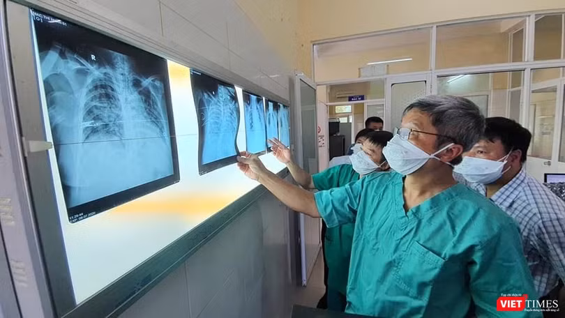 Các bác sĩ phân tích diễn biến của các bệnh nhân nặng.