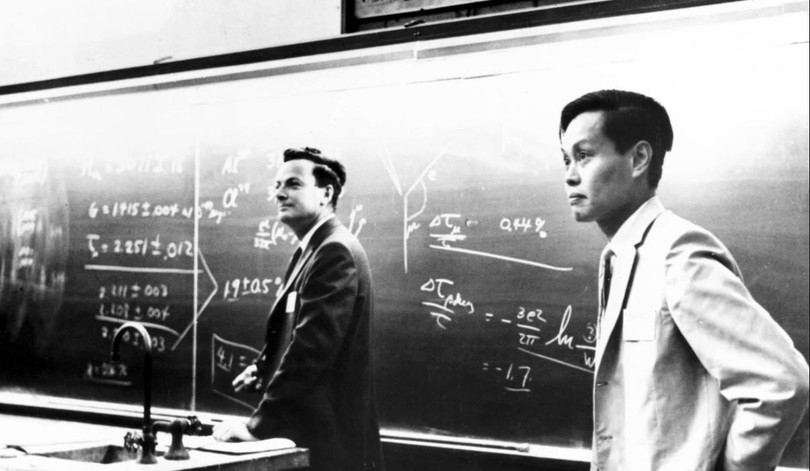 Ông Dương Chấn Ninh chụp ảnh cùng ông Richard Feynman, một nhân vật quan trọng trong Dự án Manhattan (Ảnh: Getty) Ông Dương Chấn Ninh chụp ảnh cùng ông Richard Feynman, một nhân vật quan trọng trong Dự án Manhattan (Ảnh: Getty)
