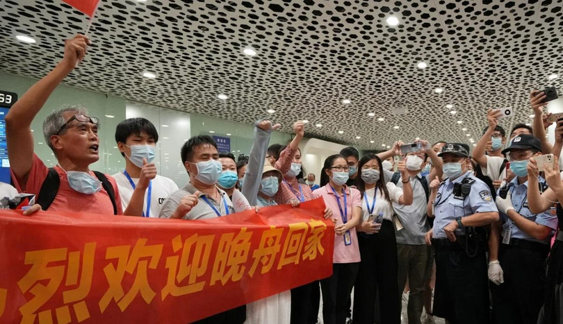 Nhiều người ủng hộ tới tận sân bay để đón bà Mạnh Vãn Chu (Ảnh: Reuters) Nhiều người ủng hộ tới tận sân bay để đón bà Mạnh Vãn Chu (Ảnh: Reuters)