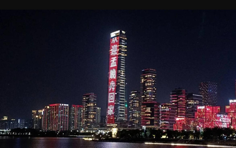 Một tòa cao ốc đăng thông điệp chào mừng bà Mạnh Vãn Chu về nước (Ảnh: Weibo) Một tòa cao ốc đăng thông điệp chào mừng bà Mạnh Vãn Chu về nước (Ảnh: Weibo)