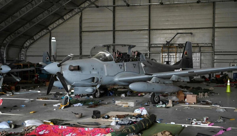 Một máy bay tấn công A-29 mà Mỹ bỏ lại (Ảnh: AFP)