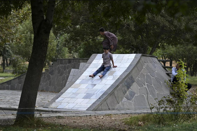 Trẻ em chơi đùa tại Vườn Bagh-e-Babur, ngày 23/9/2021 (Ảnh: AFP)