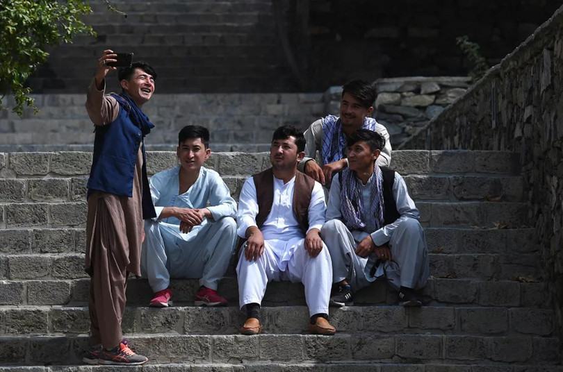 Nhóm bạn chụp ảnh selfie tại vườn Bagh-e-Babur, ngày 23/9/2021 (Ảnh: AFP)