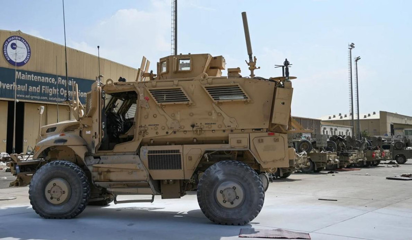 Một chiếc MRAP mà quân đội Mỹ bỏ lại Afghanistan (Ảnh: AFP)