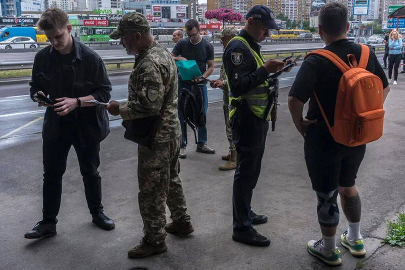 Các nhà tuyển quân Ukraine tại Kiev kiểm tra xem công dân đã cập nhật thông tin liên lạc với cơ quan tuyển quân Ukraine hay chưa. Ảnh: NYTimes.