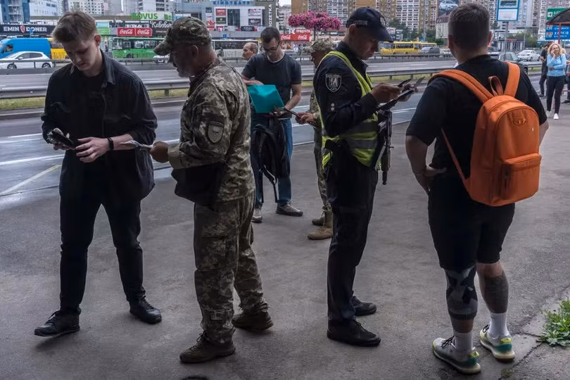 Các nhà tuyển quân Ukraine tại Kiev kiểm tra xem công dân đã cập nhật thông tin liên lạc với cơ quan tuyển quân Ukraine hay chưa. Ảnh: NYTimes.