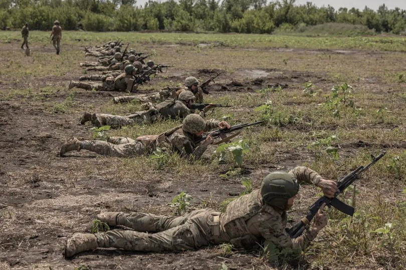 Tại sao Ukraine bất ngờ cho phép đàn ông trẻ rời khỏi nước giữa lúc chiến tranh 2.jpg