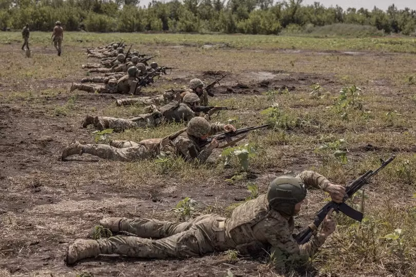 Tại sao Ukraine bất ngờ cho phép đàn ông trẻ rời khỏi nước giữa lúc chiến tranh 2.jpg