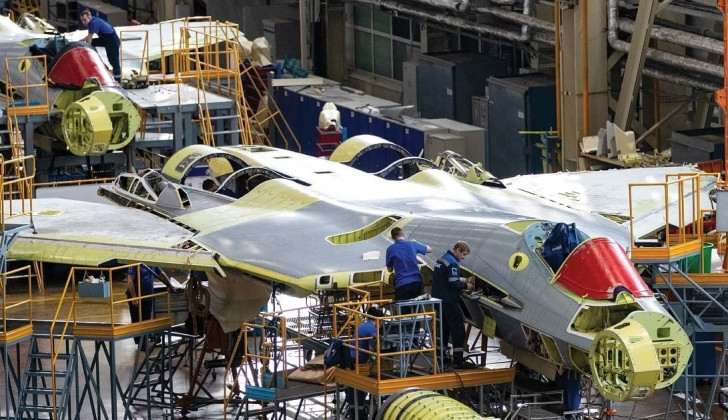 Sản xuất chiến đấu cơ Su-57 tại Nhà máy máy bay Komsomolsk ở Amur. Ảnh: MW.