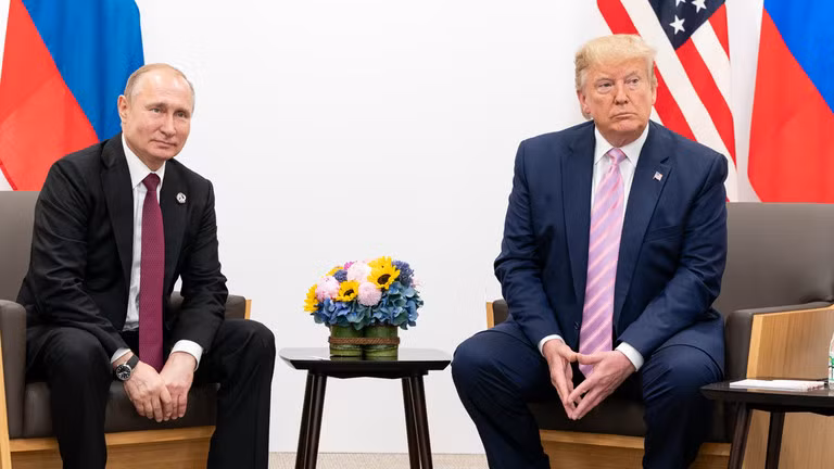 Tổng thống Nga Vladimir Putin (trái) và Tổng thống Mỹ Donald Trump gặp nhau tại Osaka, Nhật Bản, vào ngày 28/6/2019. ảnh: Getty.