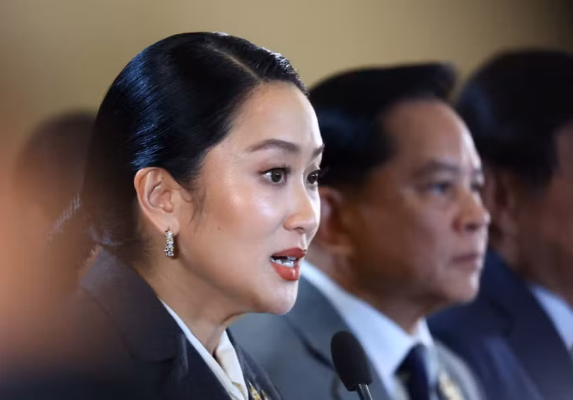 Bà Paetongtarn Shinawatra phát biểu trong một cuộc họp báo sau khi Tòa án Hiến pháp ra phán quyết cách chức bà. Ảnh: Reuters.