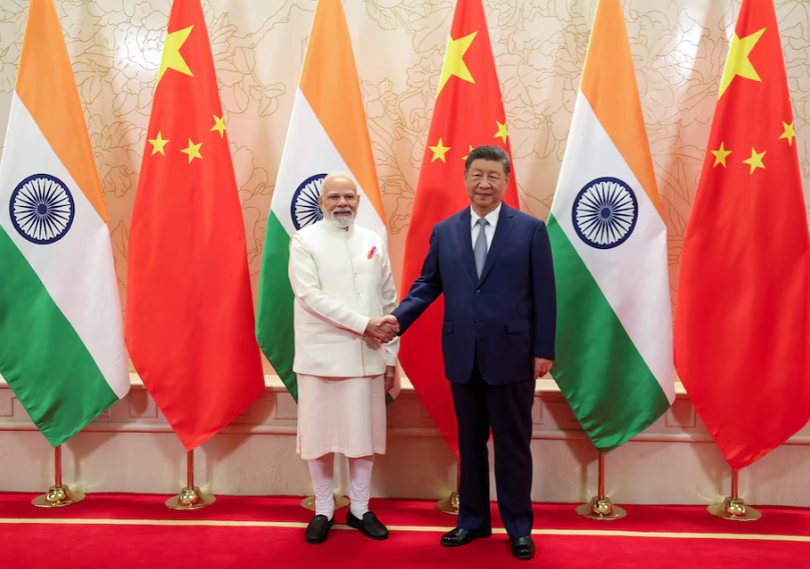 Thủ tướng Ấn Độ Narendra Modi bắt tay Chủ tịch Trung Quốc Tập Cận Bình trong cuộc gặp bên lề Hội nghị thượng đỉnh Tổ chức Hợp tác Thượng Hải (SCO) tại Thiên Tân, Trung Quốc, ngày 31/8. Ảnh: Reuters.