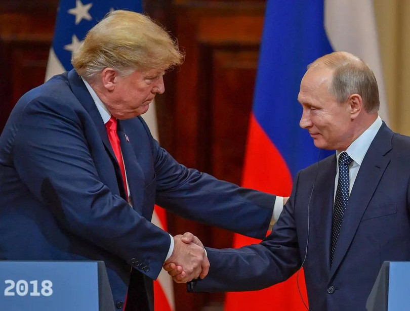 Tổng thống Mỹ Donald Trump (trái) và Tổng thống Nga Vladimir Putin bắt tay tại Dinh Tổng thống ở Helsinki, ngày 16/7/2018. Ảnh: AFP.