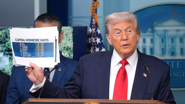 Tổng thống Mỹ Donald Trump trình bày số liệu thống kê tội phạm trong cuộc họp báo ngày 11/8 tại Washington, D.C. Ảnh: Getty.