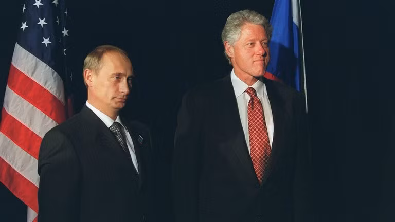 Tổng thống Mỹ Bill Clinton (phải) đứng cùng Thủ tướng Nga Vladimir Putin tại hội nghị thượng đỉnh APEC ở New Zealand, tháng 9/1999.