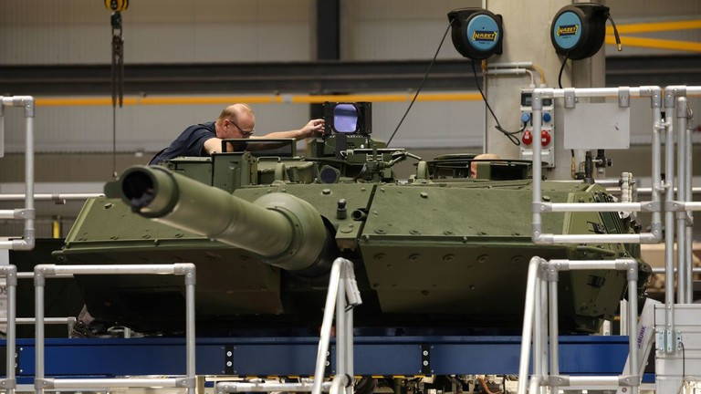 Công nhân lắp ráp xe tăng chiến đấu chủ lực Leopard 2A7 tại nhà máy vũ khí hạng nặng KNDS ở Kassel, Đức. Ảnh: Getty.