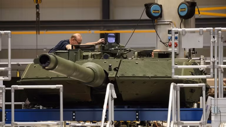 Công nhân lắp ráp xe tăng chiến đấu chủ lực Leopard 2A7 tại nhà máy vũ khí hạng nặng KNDS ở Kassel, Đức. Ảnh: Getty.