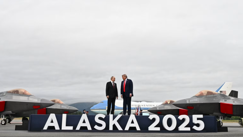 Tổng thống Mỹ Donald Trump và Tổng thống Nga Vladimir Putin chụp ảnh trên đường băng sau khi đến Căn cứ chung Elmendorf-Richardson ở Anchorage, Alaska, hôm 15/8. Ảnh: AFP.