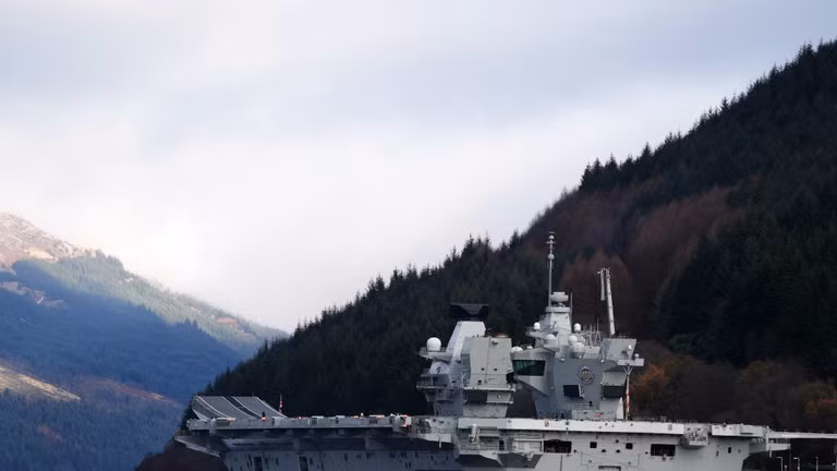 Tàu sân bay HMS Prince of Wales của Hải quân Hoàng gia Anh cập cảng Glenmallen trên hồ Loch Long vào ngày 22/11/2024. Ảnh: Getty.