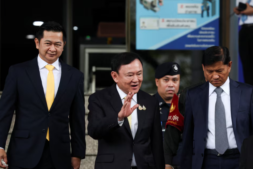 Cựu Thủ tướng Thái Lan Thaksin Shinawatra rời đi sau khi tòa án hình sự Thái Lan tuyên bố ông vô tội trong vụ án xúc phạm hoàng gia, ngày 22/8. Ảnh: Reuters.