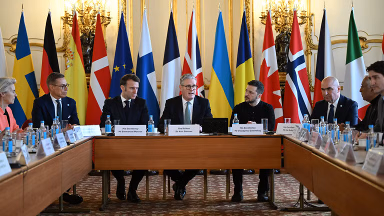 Phiên họp toàn thể trong hội nghị thượng đỉnh các nhà lãnh đạo châu Âu tại London vào ngày 2/3. Ảnh: Getty.