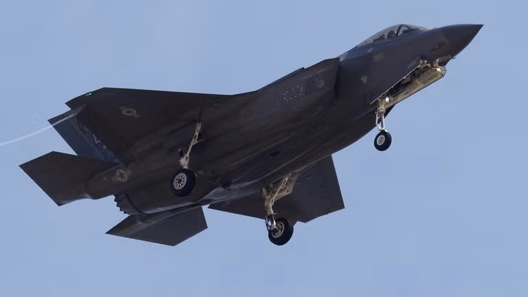 Chiến đấu cơ F-35 của Mỹ đang hạ cánh xuống Căn cứ Không quân Hoàng gia Lakenheath, Vương quốc Anh, ngày 11/4. Ảnh: Getty.