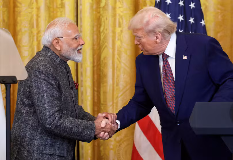 Tổng thống Mỹ Donald Trump và Thủ tướng Ấn Độ Narendra Modi bắt tay nhau khi tham dự cuộc họp báo chung tại Nhà Trắng ở Washington, D.C., Mỹ ngày 13/2. Ảnh: Reuters.