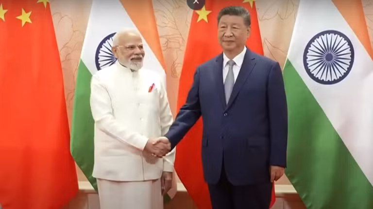 Thủ tướng Ấn Độ Narendra Modi có cuộc gặp song phương với Chủ tịch Trung Quốc Tập Cận Bình tại Thiên Tân, Trung Quốc vào ngày 31/8. Ảnh: RT.