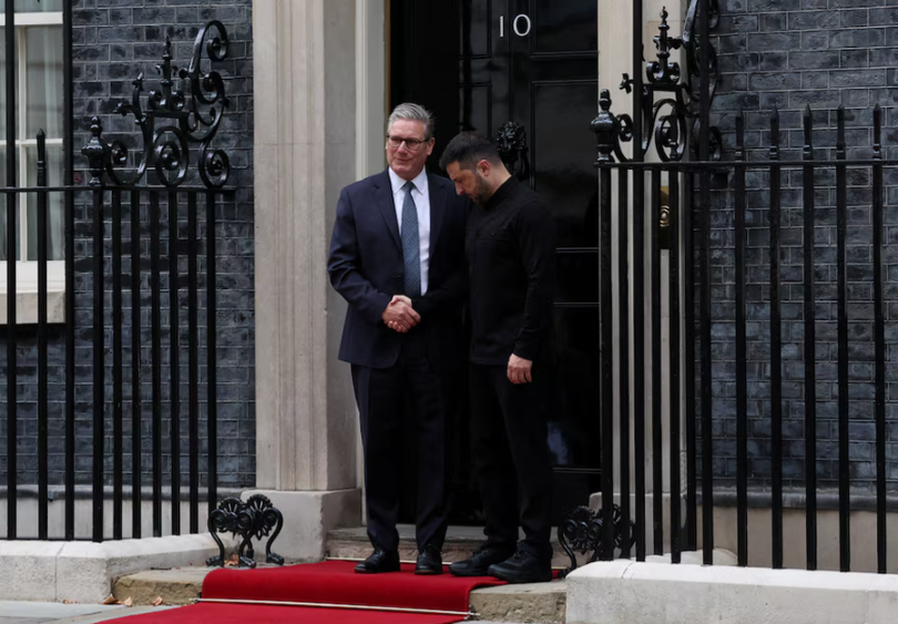 Thủ tướng Anh Keir Starmer chào đón Tổng thống Ukraine Volodymyr Zelensky tại số 10 phố Downing, London, Anh ngày 14/8. Ảnh: Reuters.