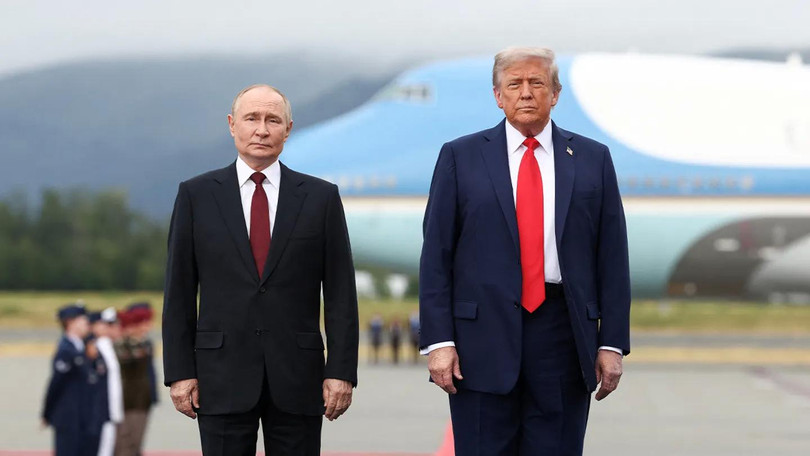 Khi Tổng thống Donald Trump chào đón Tổng thống Nga Vladimir Putin trên đường băng tại Căn cứ Không quân Elmendorf, một máy bay ném bom tàng hình B-2 bay vút trên cao, được hộ tống bởi 4 chiến đấu cơ. Ảnh: Reuters.
