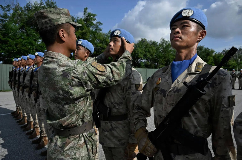 Một sĩ quan Trung Quốc điều chỉnh tư thế của một người lính khi họ tập luyện cho cuộc duyệt binh sắp tới để kỷ niệm 80 năm ngày kết thúc Thế chiến II. Ảnh: Getty.