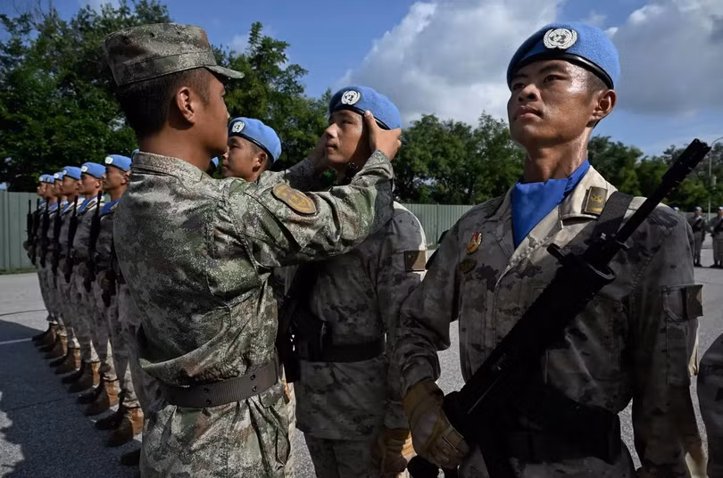 Một sĩ quan Trung Quốc điều chỉnh tư thế của một người lính khi họ tập luyện cho cuộc duyệt binh sắp tới để kỷ niệm 80 năm ngày kết thúc Thế chiến II. Ảnh: Getty.