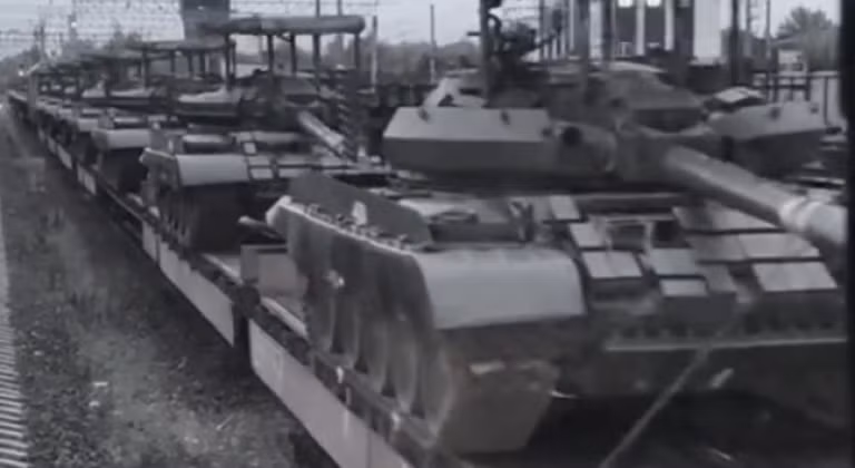 Xe tăng T-62M được vận chuyển bằng đường sắt. Ảnh: MW.