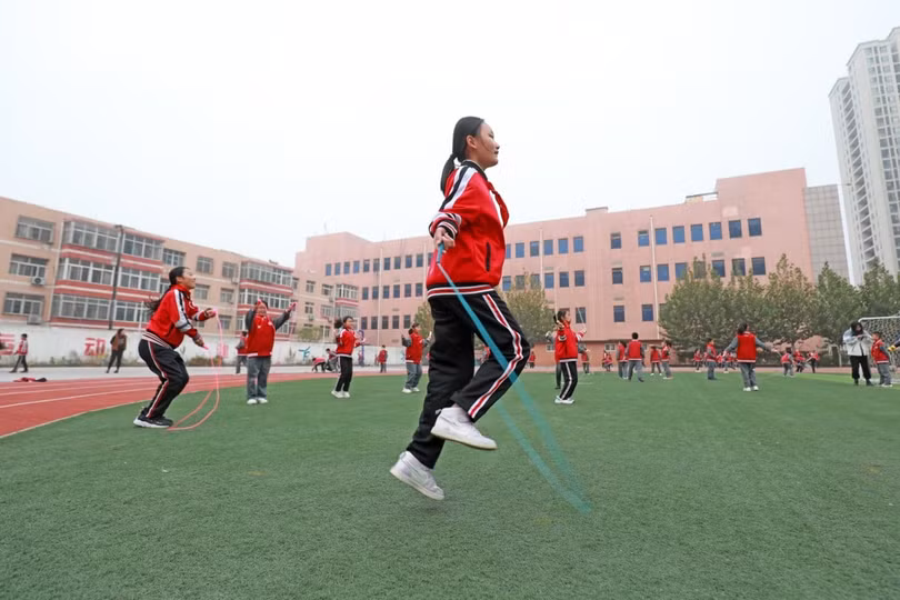 Học sinh học nhảy dây tại một trường tiểu học ở tỉnh Hà Bắc, miền Bắc Trung Quốc. Các trường tiểu học trên khắp Trung Quốc đang chứng kiến ​​sự sụt giảm số lượng học sinh ghi danh trong bối cảnh tỷ lệ sinh trên toàn quốc giảm mạnh. Ảnh: Shutterstock.