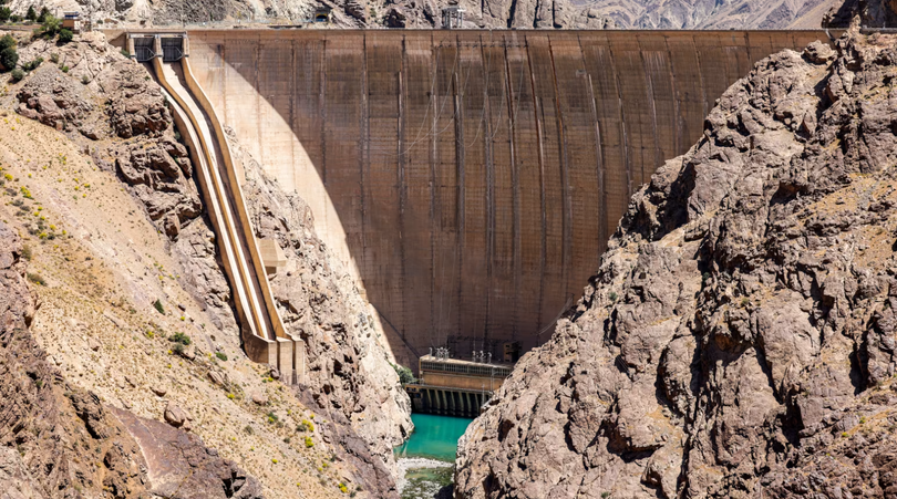 Đập Amir Kabir ở dãy núi Alborz phía bắc Iran vào ngày 1/6. Nhiều con đập của nước này đang ở mức thấp đáng báo động. Ảnh: AFP.