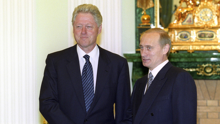 Cựu Tổng thống Mỹ Bill Clinton và Tổng thống Nga Vladimir Putin vào ngày 5/6/2000 tại Moscow, Nga. Ảnh: Sputnik.