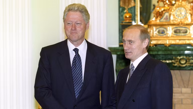Cựu Tổng thống Mỹ Bill Clinton và Tổng thống Nga Vladimir Putin vào ngày 5/6/2000 tại Moscow, Nga. Ảnh: Sputnik.