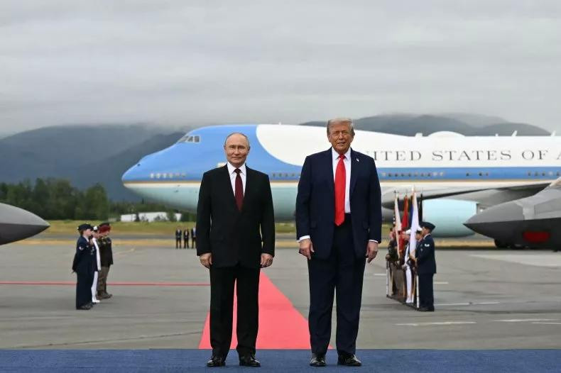 Khoảnh khắc cú bắt tay đấu trí giữa ông Trump và ông Putin tại Alaska 3.jpg