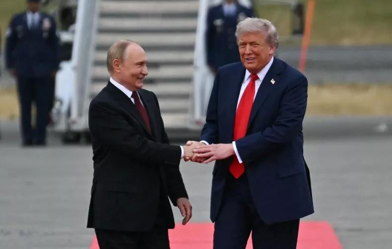 Tổng thống Mỹ Donald Trump chào đón Tổng thống Nga Vladimir Putin trên đường băng sau khi họ đến Căn cứ chung Elmendorf-Richardson ở Anchorage, Alaska, vào ngày 15/8. Ảnh: Getty.