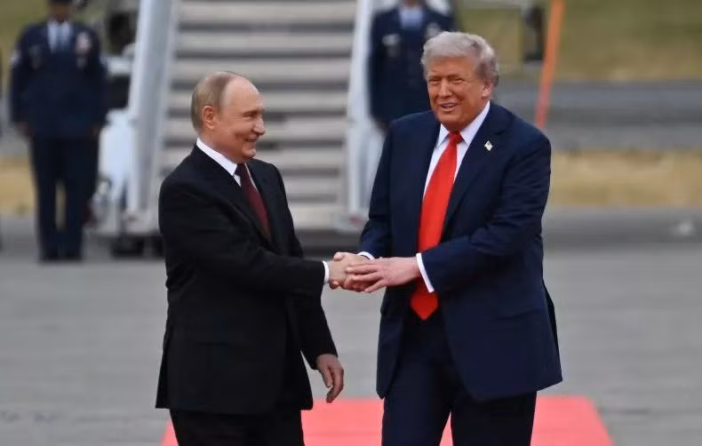 Tổng thống Mỹ Donald Trump chào đón Tổng thống Nga Vladimir Putin trên đường băng sau khi họ đến Căn cứ chung Elmendorf-Richardson ở Anchorage, Alaska, vào ngày 15/8. Ảnh: Getty.