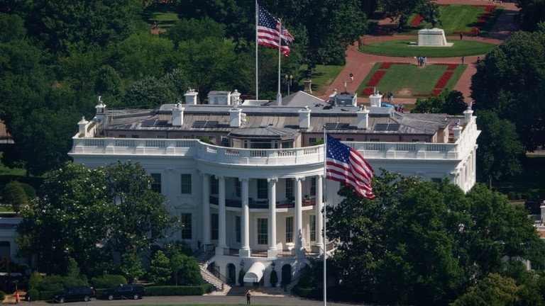 Quốc kỳ Mỹ tung bay bên ngoài Nhà Trắng vào ngày 19/6 tại Washington, DC. Ảnh: Getty.