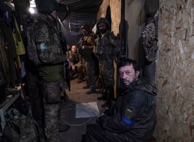 Quân nhân Ukraine nghỉ ngơi sau khi trở về từ vị trí tiền tuyến ở vùng Donetsk vào ngày 4/8. Ảnh: Reuters.