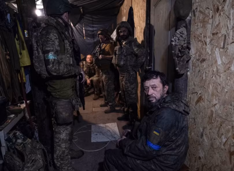 Quân nhân Ukraine nghỉ ngơi sau khi trở về từ vị trí tiền tuyến ở vùng Donetsk vào ngày 4/8. Ảnh: Reuters.