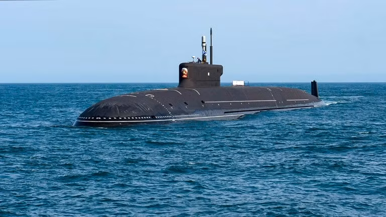 Tàu ngầm hạt nhân Knyaz Pozharsky của Nga ngoài khơi vùng Murmansk, ngày 1/8. Ảnh: Sputnik.